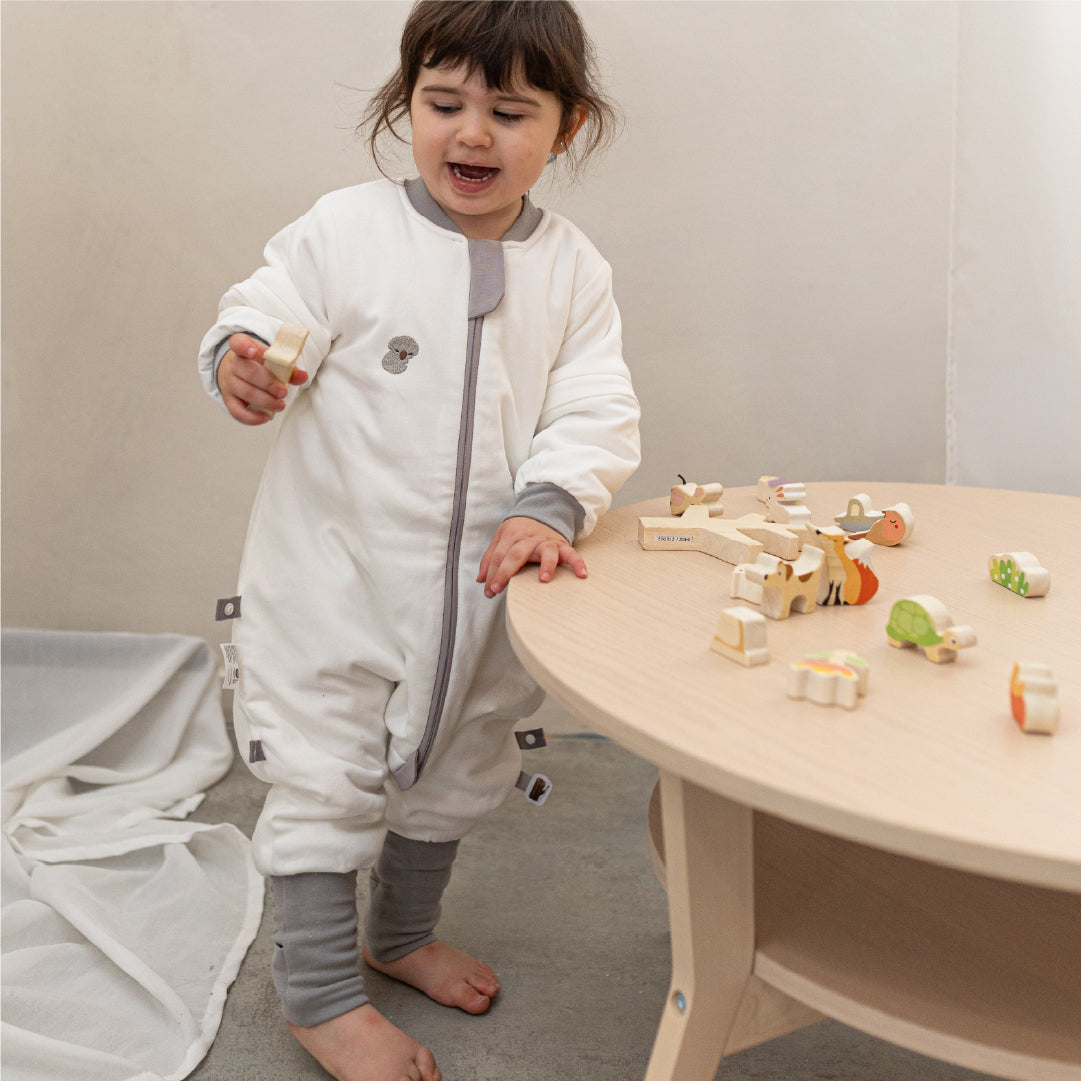 girl playing puzzle with vosbos sleepsuit